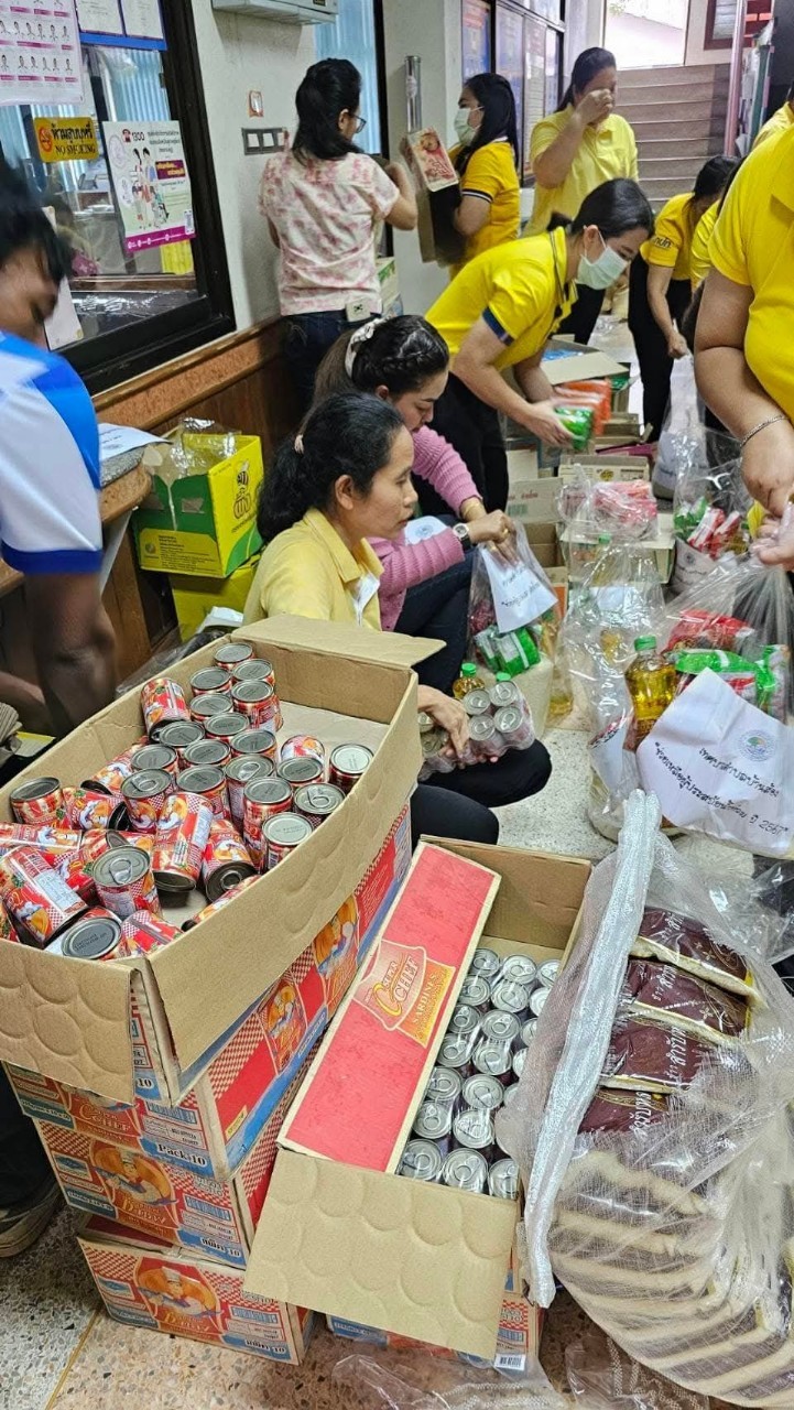 วันจันทร์ ที่ 16 ธันวาคม 2567 
นายคนองศิลป์ ชิตรกุล นายกเทศมนตรีตำบลบ้านส้อง พร้อมคณะผู้บริหาร 
✅✅โดยมีนายพงศ์ศักดิ์ รักษาวงศ์ ปลัดเทศบาล พร้อมเจ้าหน้าที่ ได้ลงพื้นที่เพื่อมอบถุงยังชีพ แก่พี่น้องในเขตเทศบาลตำบลบ้านส้องที่ได้รับผลกระทบจากอุทกภัยน้ำท่วม ในการนี้ เจ้าหน้าที่ในหน่วยงานจากทุกส่วนราชการได้อาสาและร่วมกันช่วยจัดสิ่งของเป็นถุงยังชีพแสดงให้เห็นถึงคุณธรรมจริยธรรมโดยมุ่งเน้นเป้าหมายที่ประชาชนเป็นศูนย์กลางในการทำงานและปฏิบัติงาน