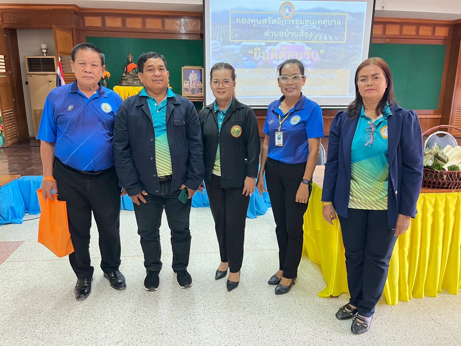 คณะกรรมการกองทุนสวัสดิการชุมชนเทศบาลตำบลบ้านส้อง ต้อนรับคณะกรรมการกองทุนสวัสดิการชุมชนตำบลหัวเตย อำเภอพุนพิน จังหวัดสุราษฎร์ธานี เดินทางมาศึกษาดูงาน เกี่ยวกับกองทุนสวัสดิการชุมชนของเทศบาลตำบลบ้านส้อง