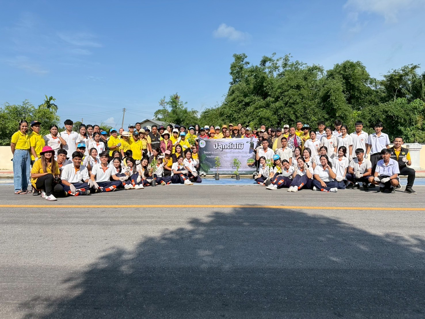 ร่วมกิจกรรมปลูกต้นไม้  ในโครงการจัดการคุณภาพสิ่งแวดล้อมในชุมชน ภายใต้กิจกรรม 1 อปท. 1ถนนสวย ปลอดภัย