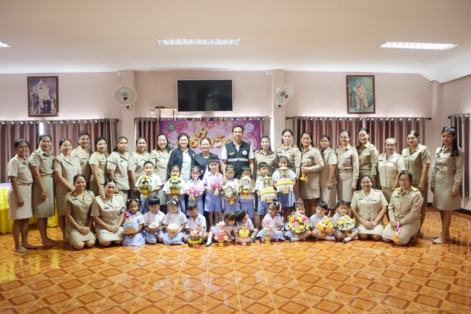 พิธีไหว้ครู ของศูนย์พัฒนาเด็กเล็กเทศบาลตำบลบ้านส้อง