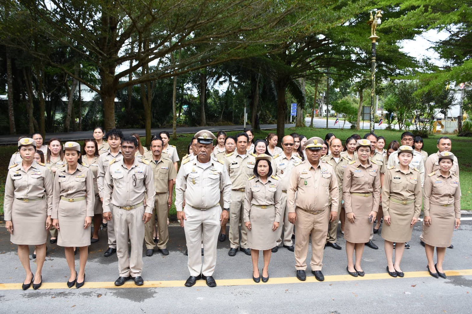 นายสุรินทร์ ธรฤทธิ์ รองนายกเทศมนตรี รักษาราชการแทน 
นายกเทศมนตรีตำบลบ้านส้อง พร้อมปลัดเทศบาล รองปลัดเทศบาล หัวหน้าสำนักปลัด ผู้อำนวยการกอง พนักงานเทศบาล ลูกจ้างประจำ พนักงานจ้างในสังกัด
ร่วมเคารพธงชาติและร้องเพลงชาติไทย เนื่องในวันพระราชทานธงชาติไทยวันพระราชทานธงชาติไทย (Thai National Flag Day)